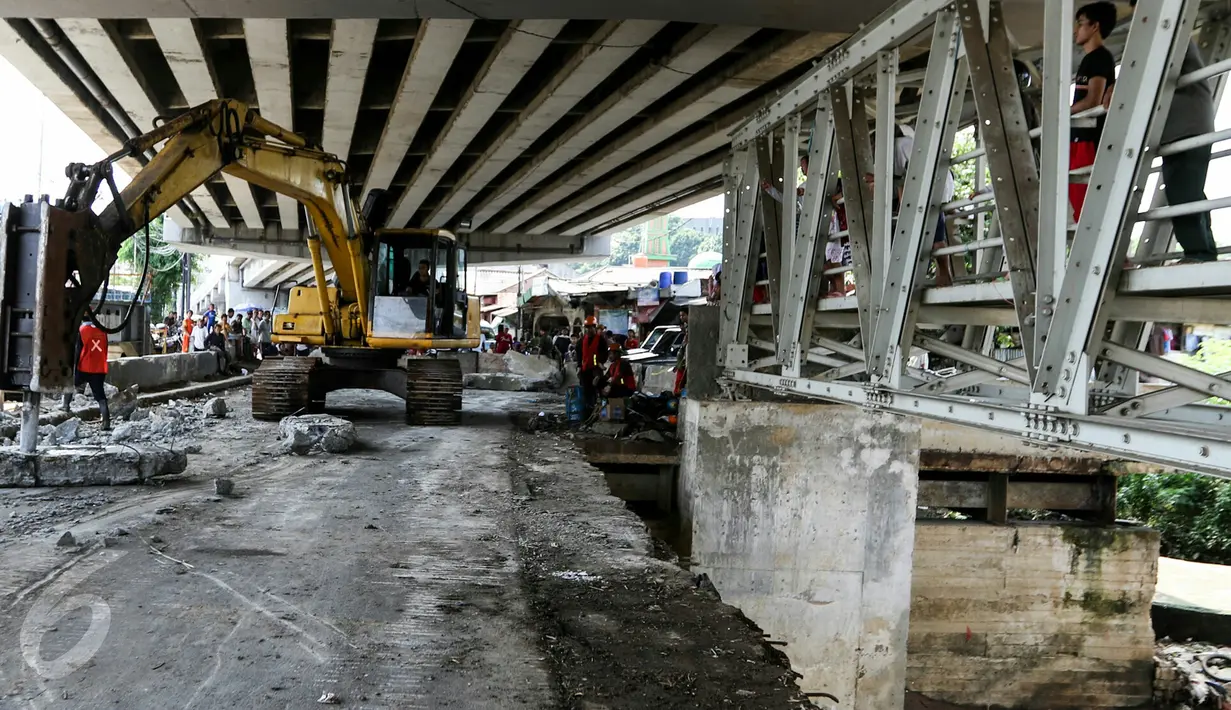 Pemprov DKI Jakarta mulai membongkar Jembatan Rawajati, Kalibata, Jakarta, Minggu (6/3/2016). Pasalnya, keberadaan jembatan tersebut menyebabkan pemukiman warga di sekitar Kali Ciliwung sering terendam banjir. (Liputan6.com/Yoppy Renato)