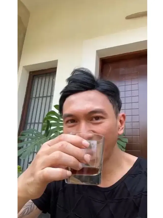7 Potret Teras Depan Rumah Anji, Halaman Dipakai Berkebun dan Budidaya Sirih China