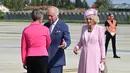 Perdana Menteri Prancis Elisabeth Borne (kiri) menyambut kedatangan Raja Inggris Charles III dan Ratu Camilla setibanya di Bandara Orly pada 20 September 2023. (Miguel MEDINA/POOL/AFP)