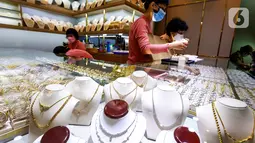 Pramuniaga merapikan perhiasan di sela-sela pembukaan New Jewellery Center di Gajah Mada Plaza, Jakarta, Senin (18/04/2022). PT Lippo Malls Indonesia (LMI) selaku pengelola Gajah Mada Plaza terus melakukan relokasi pada beberapa tenant untuk menempati area baru. (Liputan6.com/Fery Pradolo)