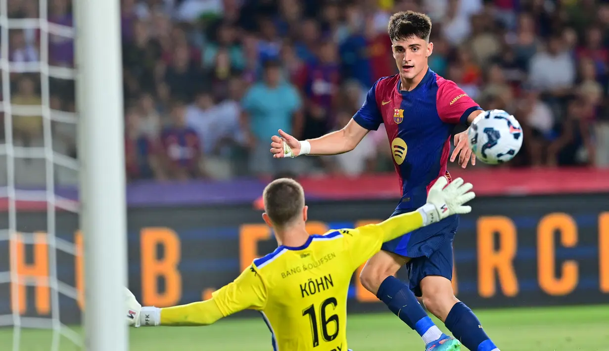 Pemain Barcelona, Pau Victor, berusaha mencetak gol ke gawang AS Monaco pada laga pramusim bertajuk Joan Gamper Trophy di Estadi Olimpic Lluis Companys, Selasa (13/8/2024) dini hari WIB. (AFP/Manaure Quintero)