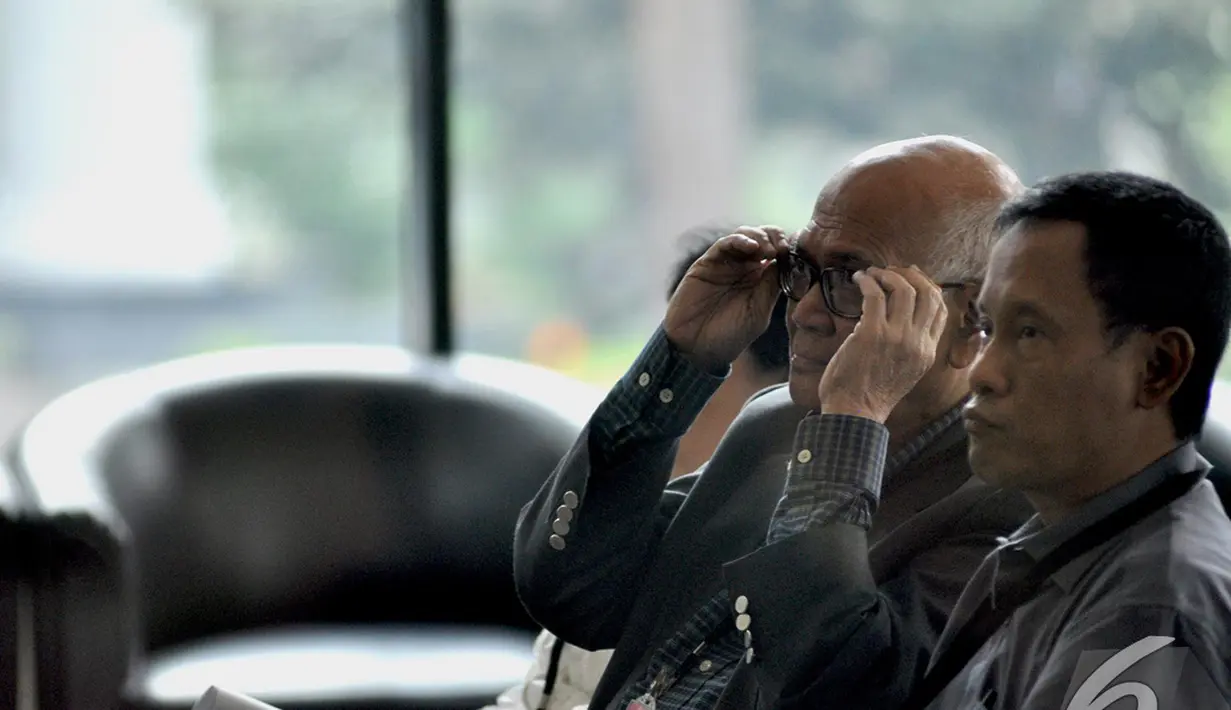 Mantan Menteri Koordinator Perekonomian Dorodjatun Kuntjoro-Jakti (kiri) saat menunggu di Lobi KPK, Jakarta, Senin (10/11/2014)(Liputan6.com/Miftahul Hayat)