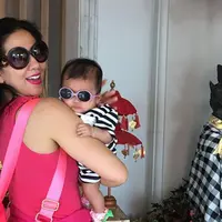 Kebahagiaan Venna Melinda belakangan ini semakin bertambah dengan hadirnya bayi mungil berjenis kelamin perempuan, Vania Athabina. Sejak mengangkat Vania sebagai anaknya, Venna  terus perjuangkan hak asuh tersebut. (Instagram/venna.melinda)