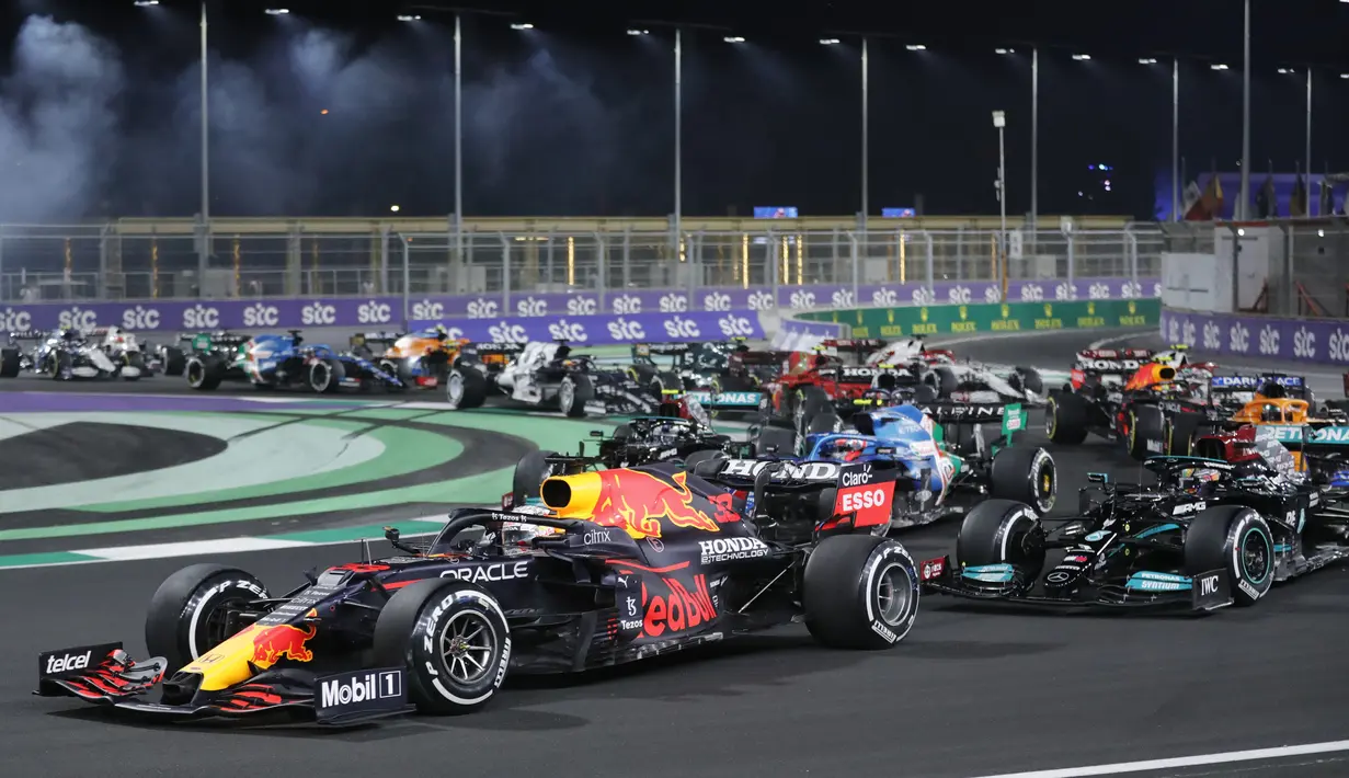 Pembalap Red Bull Max Verstappen beraksi di depan pembalap Mercedes Lewis Hamilton pada F1 GP Arab Saudi di Jeddah, Minggu, 5 Desember 2021. Kemenangan Lewis Hamilton membuatnya kini menyamai poin Max Verstappen di klasemen F1, yakni 369,5 poin. (AP Photo/Amr Nabil)