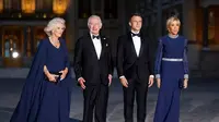 Ratu Camilla, Raja Charles III, Presiden Prancis Emmanuel Macron, dan Ibu Negara Brigitte Macron saat akan melakukan jamuan makan makan di Istana Versailles pada Rabu (20/9/2023). (Dok. AFP)