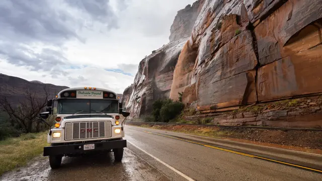 Pasangan Ini Tinggal di Bus Sekolah untuk 'Traveling' Setiap Saat