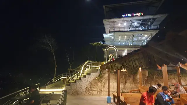 Tebing Breksi di Malam Hari (dok. Dinas Pariwisata Daerah Istimewa Yogyakarta)