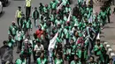 Massa dari pengemudi ojek online membentangkan spanduk sambil bergerak menuju Istana Negara, Jakarta, Senin (15/5). Mereka menuntut agar pemerintah segera merevisi UU No 22 Tahun 2009 tentang Lalu Lintas dan Angkutan Jalan. (Liputan6.com/Faizal Fanani)