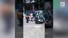 Rekaman ojek online terlibat baku hantam beredar di media sosial. Belum diketahui penyebab dari peristiwa tersebut.