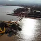 Pandangan udara memperlihatkan sebuah jembatan runtuh usai dilanda gempa dan tsunami Palu, Sulawesi Tengah, Senin (1/10). Jumlah korban tewas akibat gempa dan tsunami Palu dan Donggala menjadi 832. (JEWEL SAMAD/AFP)