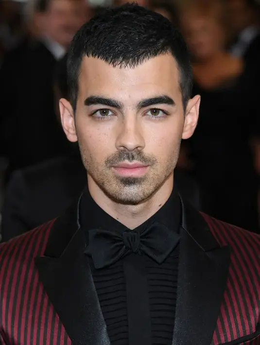 Di sisi lain tersiar kabar bahwa pembicaraan soal pernikahan nampaknya masih jauh dalam rencana hidup Joe Jonas. Mengingat keduanya tengah sibuk dalam urusan kariernya, Joe yang sibuk dalam bermusik. (AFP/Bintang.com)