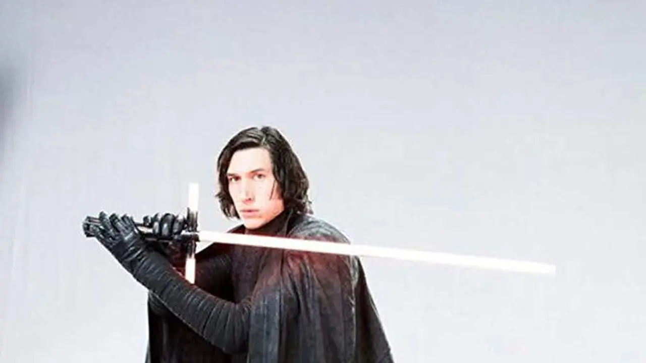 Adam Driver membintangi Star Wars: The Rise of Skywalker. (Foto: Dok. IMDb)
