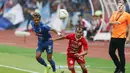 Pemain tengah Persija, Riko Simanjuntak (tengah) berebut bola dengan Gelandang Arema FC, Alvin Tuasalamony pada lanjutan Shopee Liga 1 Indonesia 2019 di Stadion Gelora Bung Karno, Jakarta, Sabtu (3/8/2019). Laga berakhir imbang 2-2. (Liputan6.com/Helmi Fithriansyah)