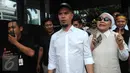 Ahmad Dhani dan aktivis Ratna Sarumpaet ketika tiba di Gedung KPK, Jakarta, Kamis (2/6). Dhani dan kawan-kawannya mendapat penolakan dari pihak keamanan saat hendak menggelar aksi tuntut KPK tangkap Ahok. (Liputan6.com/Helmi Afandi)