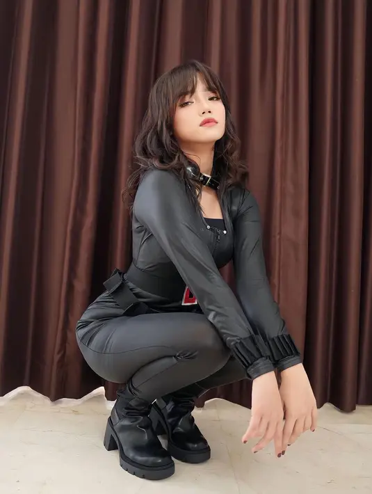 OOTD gemas Fuji pakai kostum cosplay di ulang tahun Gala. Tak tanggung-tanggung, cantiknya Fuji totalitas tampil dengan kostum lengkap hingga sepatu yang serasi. [Foto: Instagram/fuji_an]