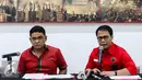 Ahmad Basarah (kanan) memberikan keterangan terkait peringatan HUT PDIP di Gedung DPP PDIP, Jakarta, Senin (9/1). HUT ke-44 itu mengambil tema 'PDIP Rumah Bangsa untuk Indonesia Raya'. (Liputan6.com/Faizal Fanani)