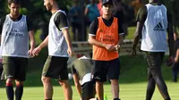 Pelatih AC Milan, Vincenzo Montella (tengah) memimpin latihan anak asuhnya di pusat latihan Milanello, di Carnago (7/7/2016). Montella semakin depat mendapatkan Rodrigo Bentancur.  (EPA/Daniel Dal Zennaro)