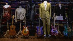 Lebih dari 1.200 benda yang dulunya milik Kurt Cobain, Eddie Van Halen, Dolly Parton, dan banyak lagi pemusik hebat, akan dijual akhir pekan ini, Jumat, Sabtu dan Minggu, 19 - 21 Mei 2023. (Photo by ANGELA WEISS / AFP)