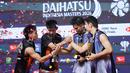 Pebulu tangkis ganda putra Indonesia, Nikolaus Joaquin (kiri) dan Raymond Indra (tengah kanan) bersalaman dengan pasangan Malaysia, Goh Sze Fei/Nur Izzuddin dalam laga final Indonesia Masters 2026 di Istora, Senayan, Jakarta, Minggu (25/01/2026). (Bola.com/Bagaskara Lazuardi)