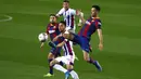 Gelandang Barcelona, Sergio Busquets, mengontrol bola saat melawan Real Valladolid pada laga Liga Spanyol di Stadion Camp Nou, Selasa (6/4/2021). Barcelona menang dengan skor 1-0. (AP Photo/Joan Monfort)
