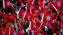 Di pusat kota Munich, Jerman, ribuan bendera Bayern Munich terus dikibarkan untuk merayakan gelar ke-23 Bundesliga, (10/5/2014). (REUTERS/Michael Dalder)