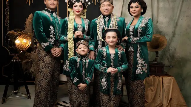 8 Gaya Pemotretan Keluarga Anang Hermansyah dengan Berbagai Tema, Kompak