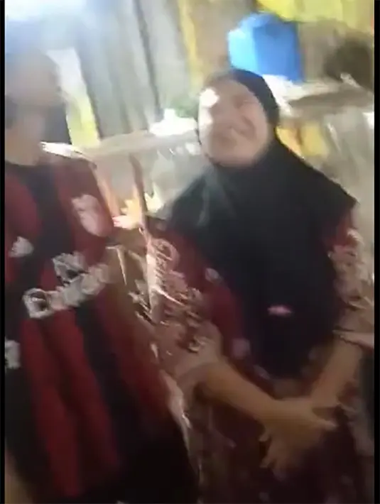 Dari video tersebut, terdengar pemilik warteg heboh. Duta tampak santai membawa piring yang berisi nasi putih. Sebelum makan, ia tampak melayani seorang wanita untuk berfoto. [tiktok/@menantunya_pakhamim]