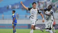Selebrasi penyerang Persija Jakarta, Eksel Runtukahu usai mencetak gol ke gawang Arema FC dalam laga pekan ke-12 BRI Super League 2025/2026 di Stadion Kanjuruhan, Kabupaten Malang, Sabtu (8/11/2025) sore WIB. (Dok. Persija)
