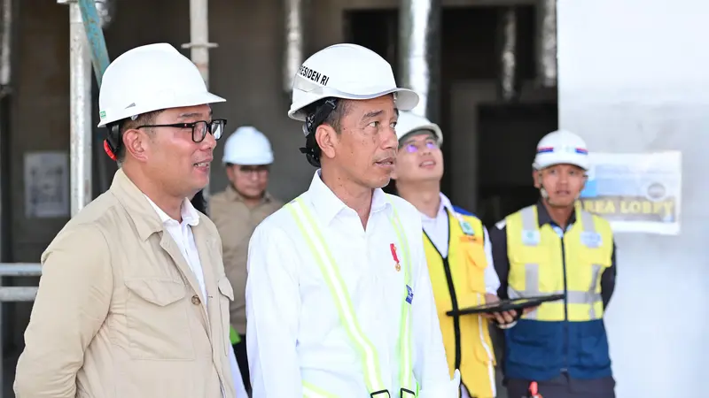 Presiden Jokowi meninjau langsung lapangan upacara berikut Istana Presiden di Kawasan IKN