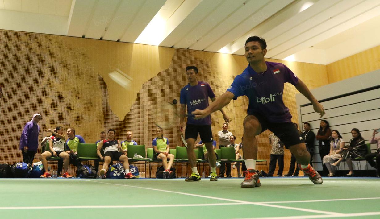  Berry Angriawan mengembalikan kok saat melawan Matthew Chau/Sawan Serasinghe pada laga persahabatan di Kedutaan Besar Australia, Jakarta, Kamis (26/5/2016). (Bola.com/Nicklas Hanoatubun)