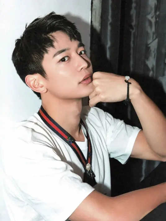 Siapa sih yang tahu Minho SHINee? Bagi para pecinta k-pop, pasti sudah tidak asing dengan wajah tampannya. Meskipun mempunyai wajah tampan, namun sampai saat ini ia belum punya pasangan. (Foto: koreaboo.com)