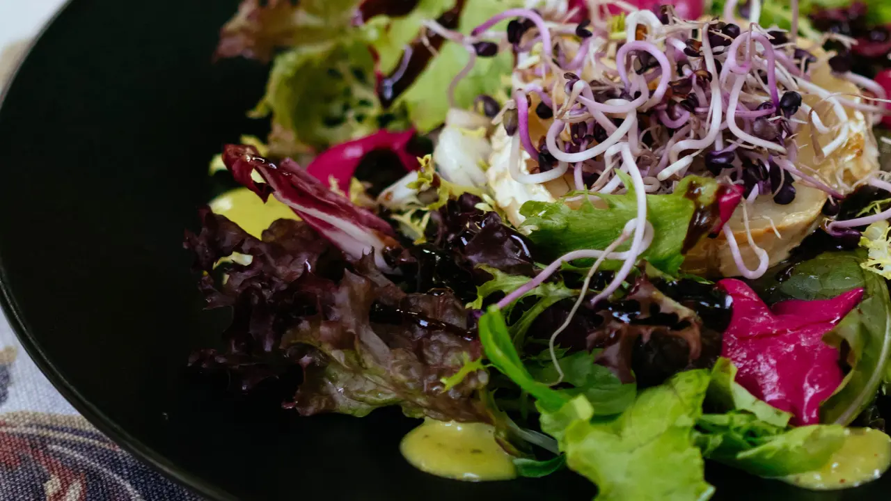 Ilustrasi salad | Valeria Boltneva dari Pexels