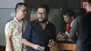 Politisi Partai Golkar Yorrys Raweyai (kedua kiri) usaidiperiksa di gedung KPK, Jakarta, Selasa (31/10). Yorrys diperiksa sebagai saksi untuk tersangka Markus Nari dalam kasus dugaan merintangi proses penyidikan. (Liputan6.com/Helmi Fithriansyah)