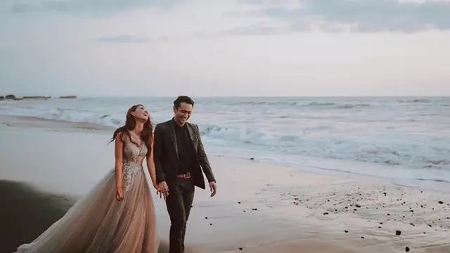 6 Potret Prewedding Gerald Yohanes 'Anak Langit' dan Mezty Mez, Mesra Bertema Alam