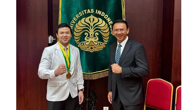 6 Potret Nicholas Sean Jalani Sumpah Dokter, Didampingi Ahok dan Nenek