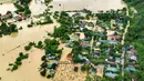 Sekitar 400 kepala keluarga yang terdampak banjir dan rawan terkena longsor dievakuasi ke tempat pengungsian. (Foto oleh AFP)