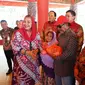 Wali Kota Semarang, Hevearita Gunaryanti Rahayu saat menyerahkan bakti sosial sembako kepada warga untuk memperingati Hari Raya Imlek di Sam Poo Kong Semarang, Kamis (22/2/24). (Liputan6.com/ Felek Wahyu)