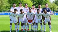 Para pemain starting XI Timnas Indonesia U-23 berfoto jelang dimulainya laga play-off antar-konfederasi menuju Olimpiade Paris 2024 menghadapi Guinea U-23 di Stade Pierre Pibarot, Centre National du Football de Clairefontaine, Prancis, Kamis (9/5/2024). (AFP/Miguel Medina)