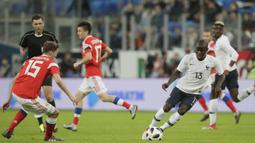 Gelandang Prancis, N'Golo Kante, menggiring bola saat melawan Rusia pada laga persahabatan di Stadion St Petersburg, Rusia, Selasa (27/3/2018). Rusia kalah 1-3 dari Prancis. (AP/Dmitri Lovetsky)