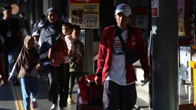 Ribuan Pemudik Padati Stasiun Pasar Senen Jakarta