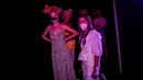 Model menunggu memeragakan busana perancang Spanyol Agatha Ruiz de la Prada dalam Mercedes-Benz Fashion Week di Madrid, Spanyol, Kamis (10/9/2020). Acara yang digelar di tengah pandemi COVID-19 berlangsung pada 10-13 September 2020 dengan menerapkan protokol kesehatan. (AP Photo/Bernat Armangue)