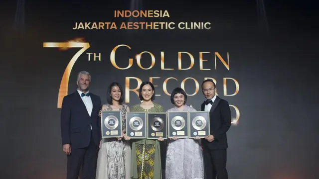Dr. Olivia Ong, M.Biomed (AAM) naik ke panggung gala night Golden Record Award (GRA) by Merz Aesthetics di Bangkok, Thailand, akhir September 2022.