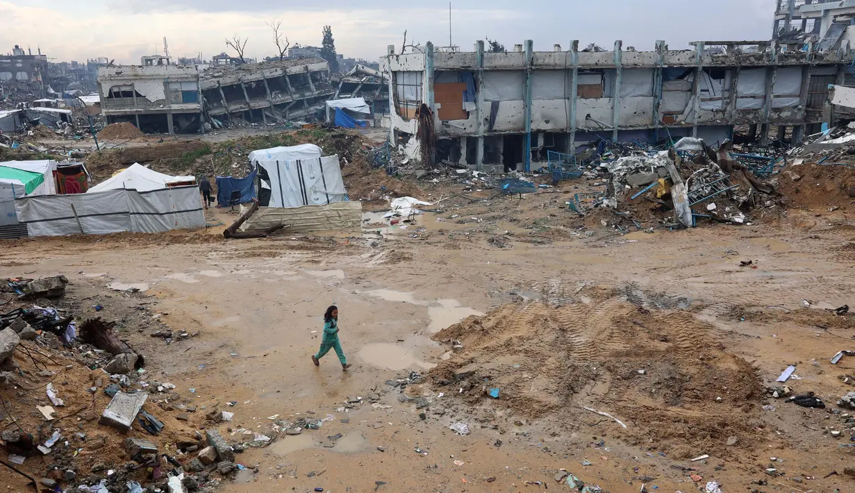 Saat ini, mereka mendirikan tenda di tanah terbuka dengan dikelilingi gedung-gedung yang hancur. (Omar AL-QATTAA/AFP)