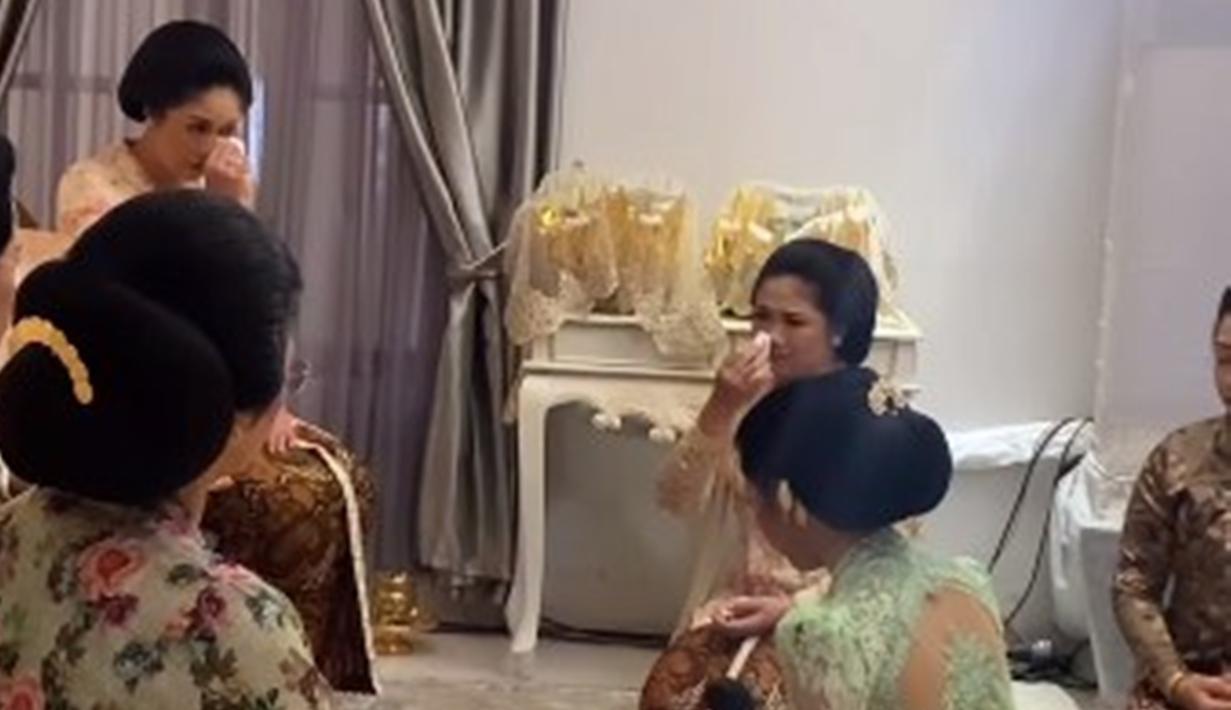 Saat meminta izin kepada kedua kakaknya serta orang tua untuk menikah, Erina Gudono juga tampak tak bisa menyembunyikan rasa harunya. Bahkan, sang ibu serta kakaknya juga turut meneteskan air mata saat mendengar izin dari Erina. (Liputan6.com/IG/@hepidavid)