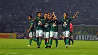 Persebaya Surabaya harus puas bermain imbang 1-1 melawan Persik Kediri di Stadion Gelora Bung Tomo,Surabaya, Sabtu (17/6/2017). (Bola.com/Fahrizal Arnas)