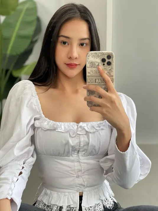 Tampil dalam busana putih dan dipadukan dengan jeans, gaya Anya satu ini banjir pujian netizen. Bahkan, baju putih yang dipakai olehnya memiliki detail cantik terlihat bak busana wanita Eropa abad 18. (Liputan6.com/IG/@anyageraldine)