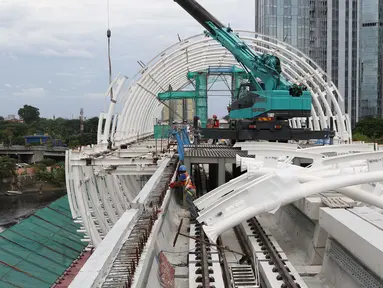 Pekerja beraktivitas menyelesaikan pengerjaan Stasiun LRT Jabodebek Dukuh Atas, Jakarta, Minggu (29/11/2020). Saat ini progres pembangunan LRT Jabodebek sudah mencapai 79,52 persen dan ditarget akan beroperasi pada pertengahan 2022. (Liputan6/Helmi Fithriansyah)