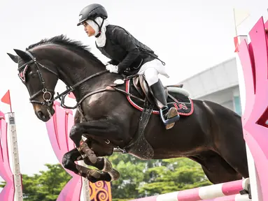 Atlet berkuda tim Equinara Horse Sports, Aisha Maydina Hakim beraksi pada nomor Show Jumping 70-90 cm saat ajang Solidarity Equestrian Challange 2022 yang berlangsung di Jakarta International Equestrian Park, Jakarta Timur, Minggu (30/01/2022). (Bola.com/Bagaskara Lazuardi)