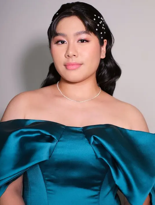 Gaun model off-shoulder itu hadir dengan aksen pita di bagian dada yang manis. [Foto: IG/ussypratama].