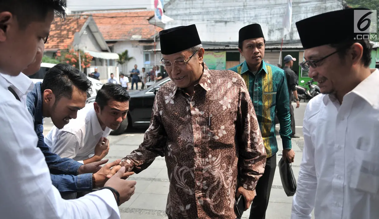 Ketua Umum Pengurus Besar Nahdlatul Ulama (PBNU) Said Aqil Siradj menghadiri acara halalbihalal Idul Fitri 1440 H di Kantor DPP PKB, Jakarta, Senin (17/6/2019). Acara ini juga dihadiri para ulama, kader dan menteri Kabinet Kerja dari PKB. (merdeka.com/Iqbal S Nugroho)